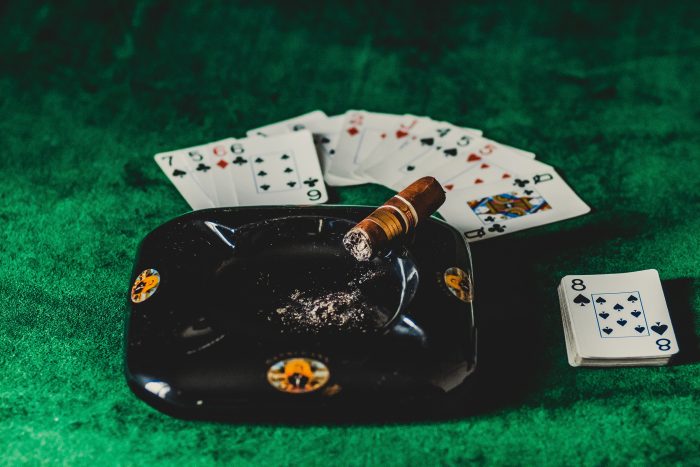 Cum a devenit pokerul cel mai cunoscut joc de noroc din lume, joc carti